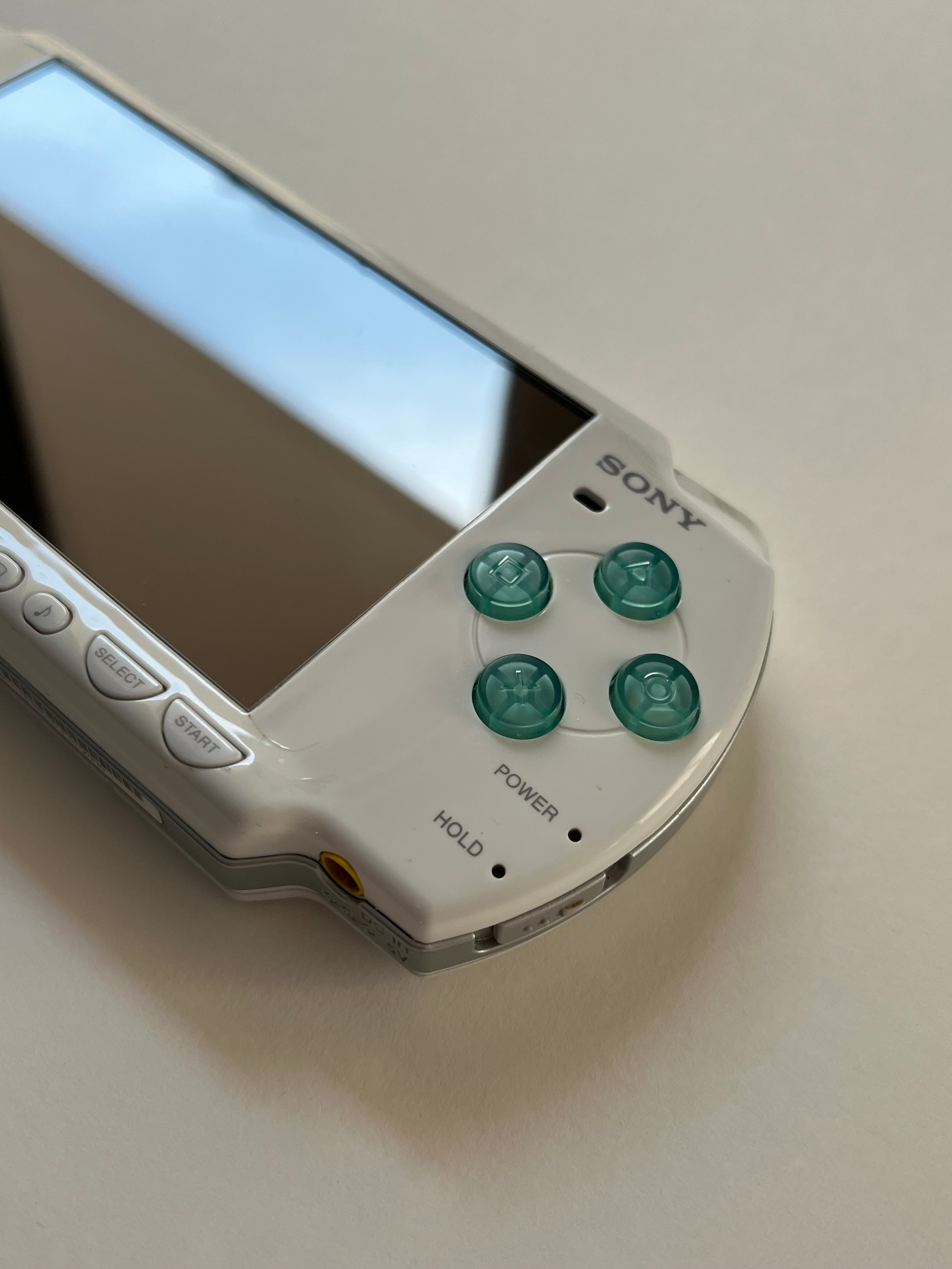 White PSP 2000