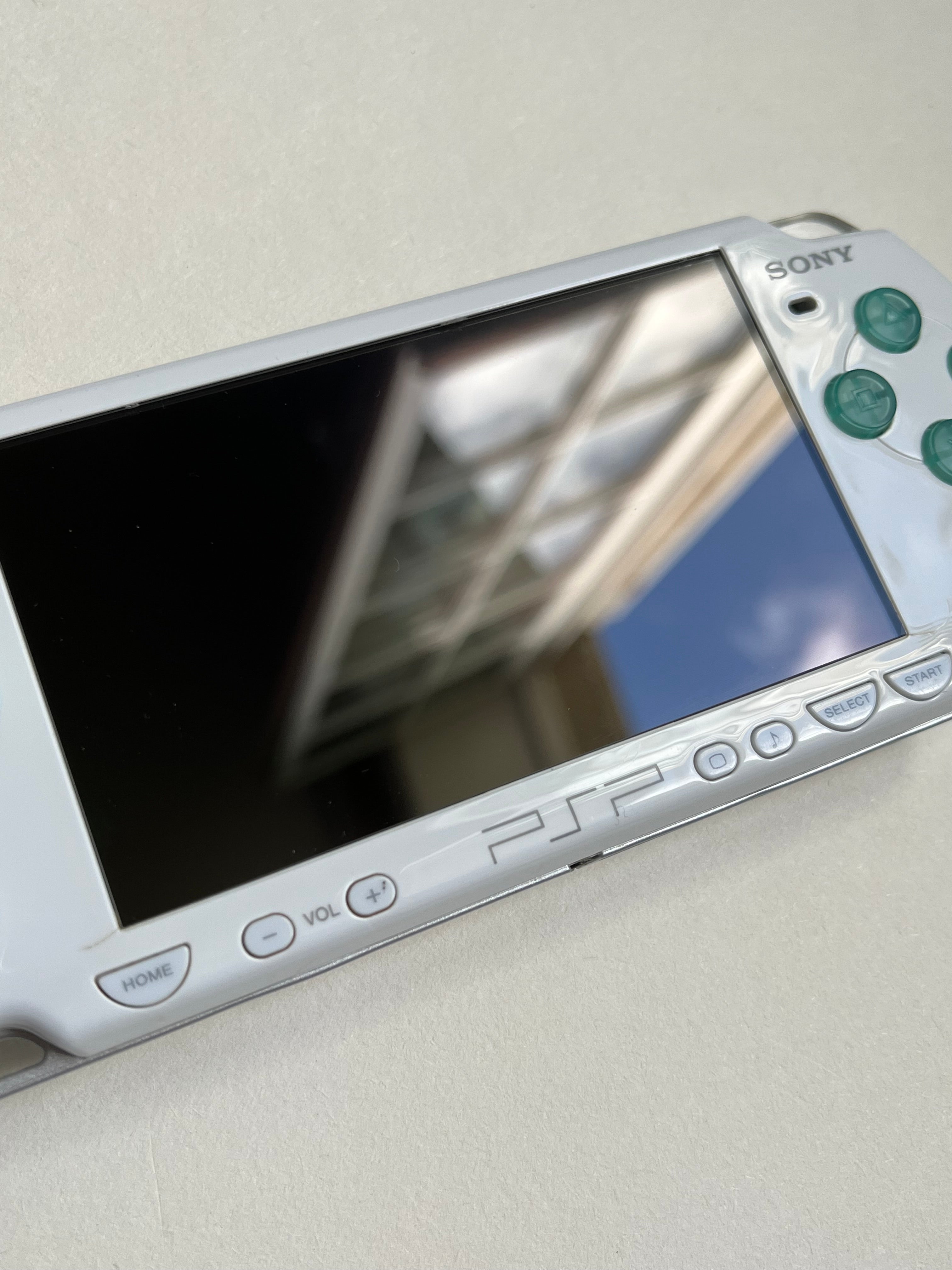 White PSP 2000